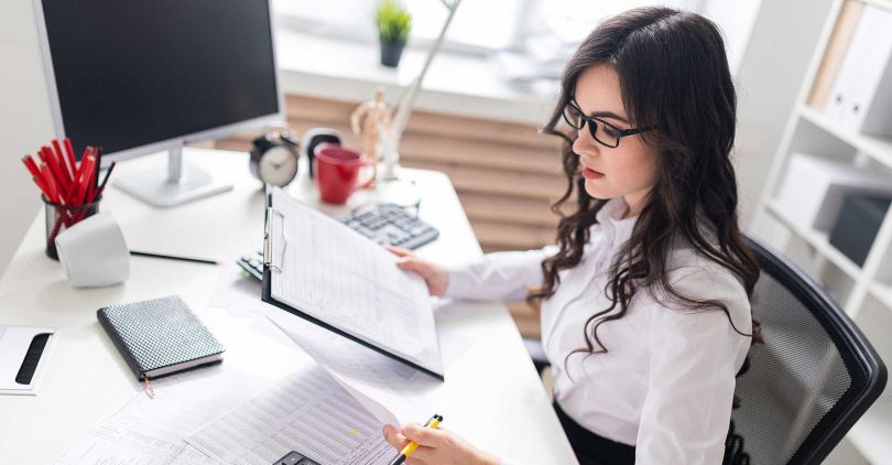 CorpAlly expert analyzing financial deviations and performance gaps